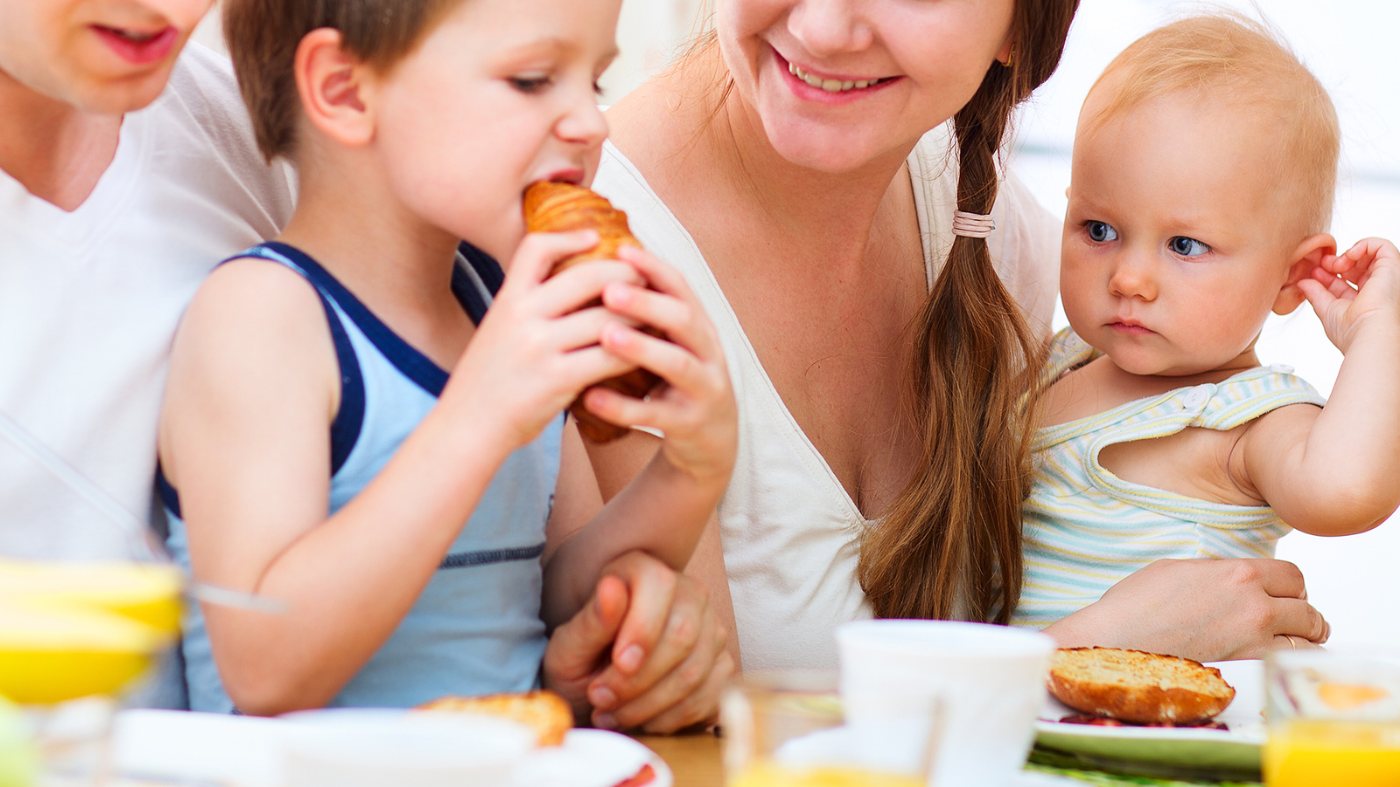 Familie beim gemeinsamen Frühstück am Tisch