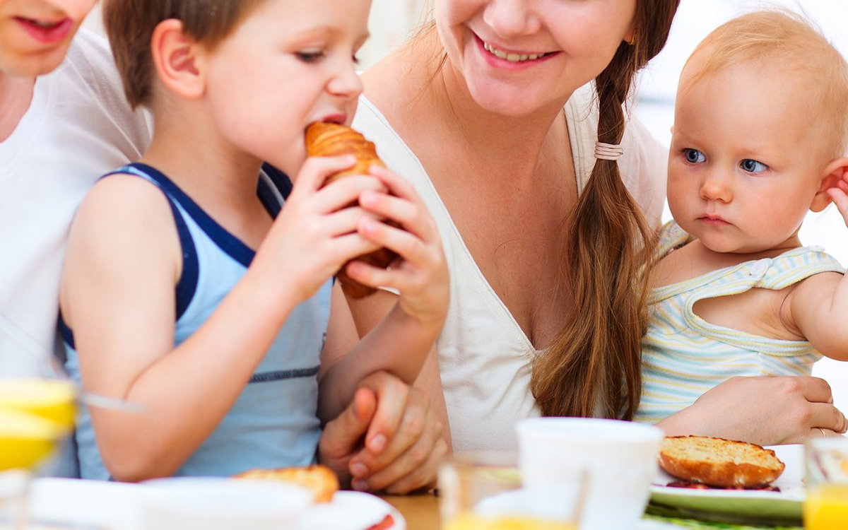 Familie am Frühstückstisch