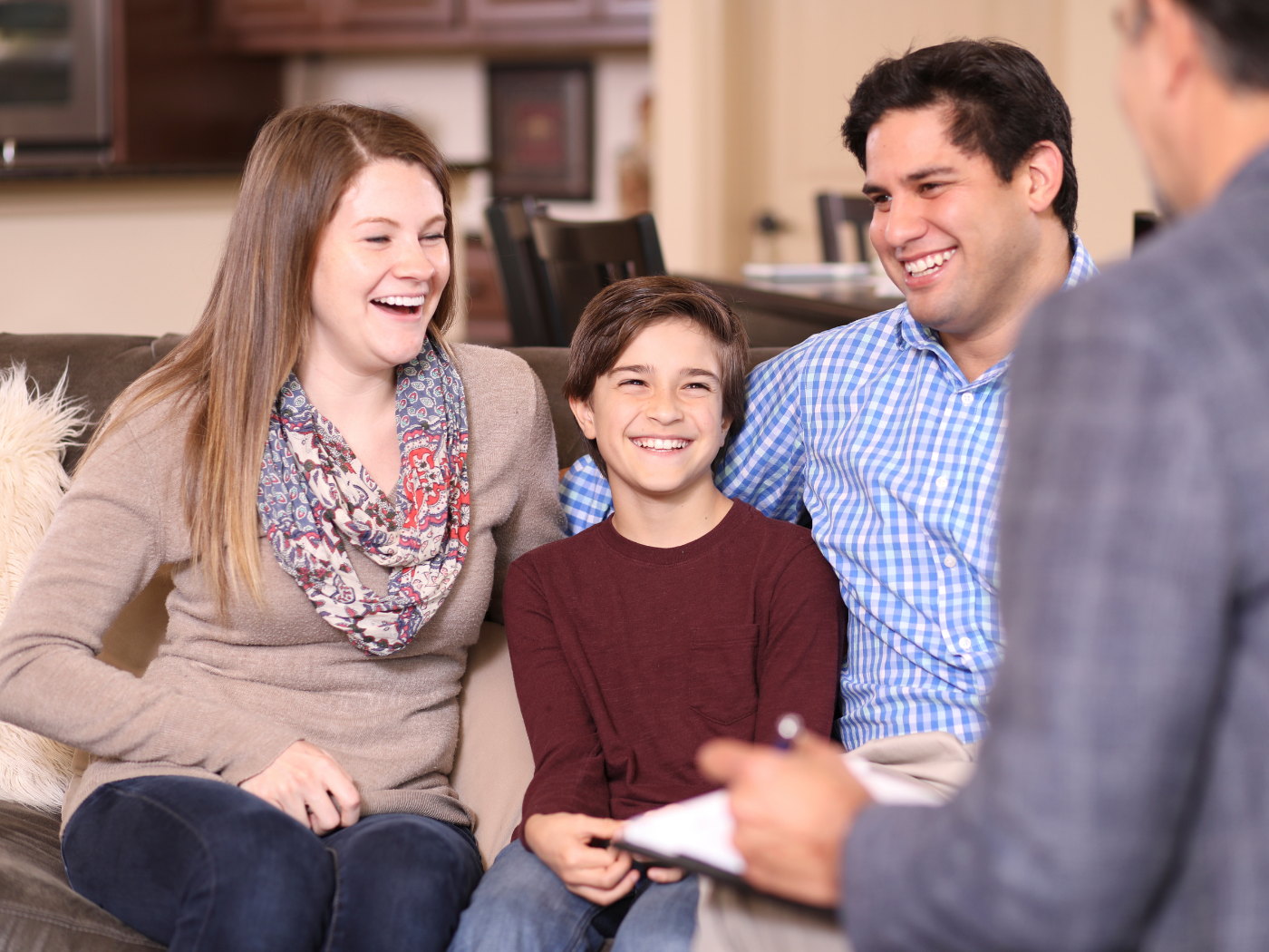 Familie im Gespräch mit einer Beraterin