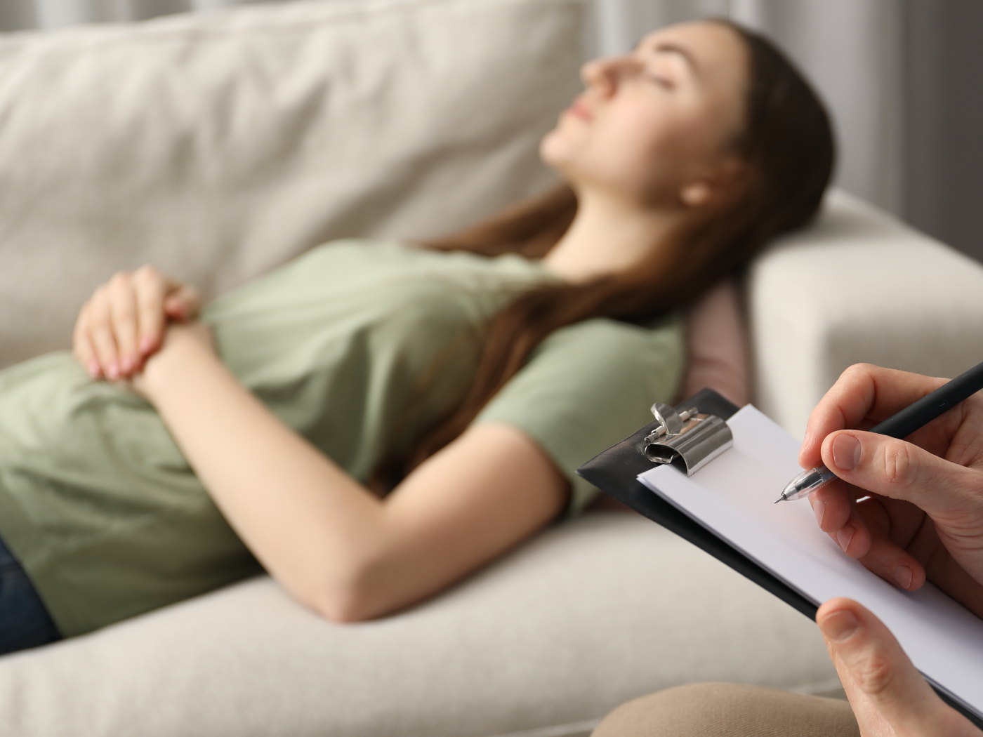 Entspannte Hypnosesitzung auf der Liege